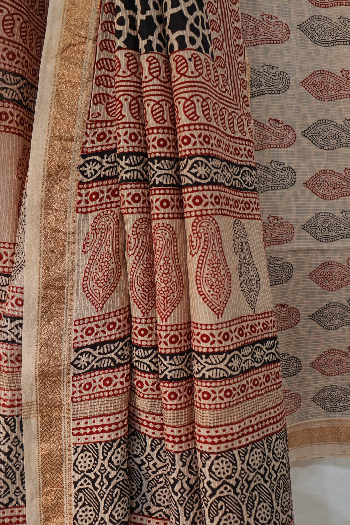 Off- whte Kairi Print Bagh Maheshwari Suit