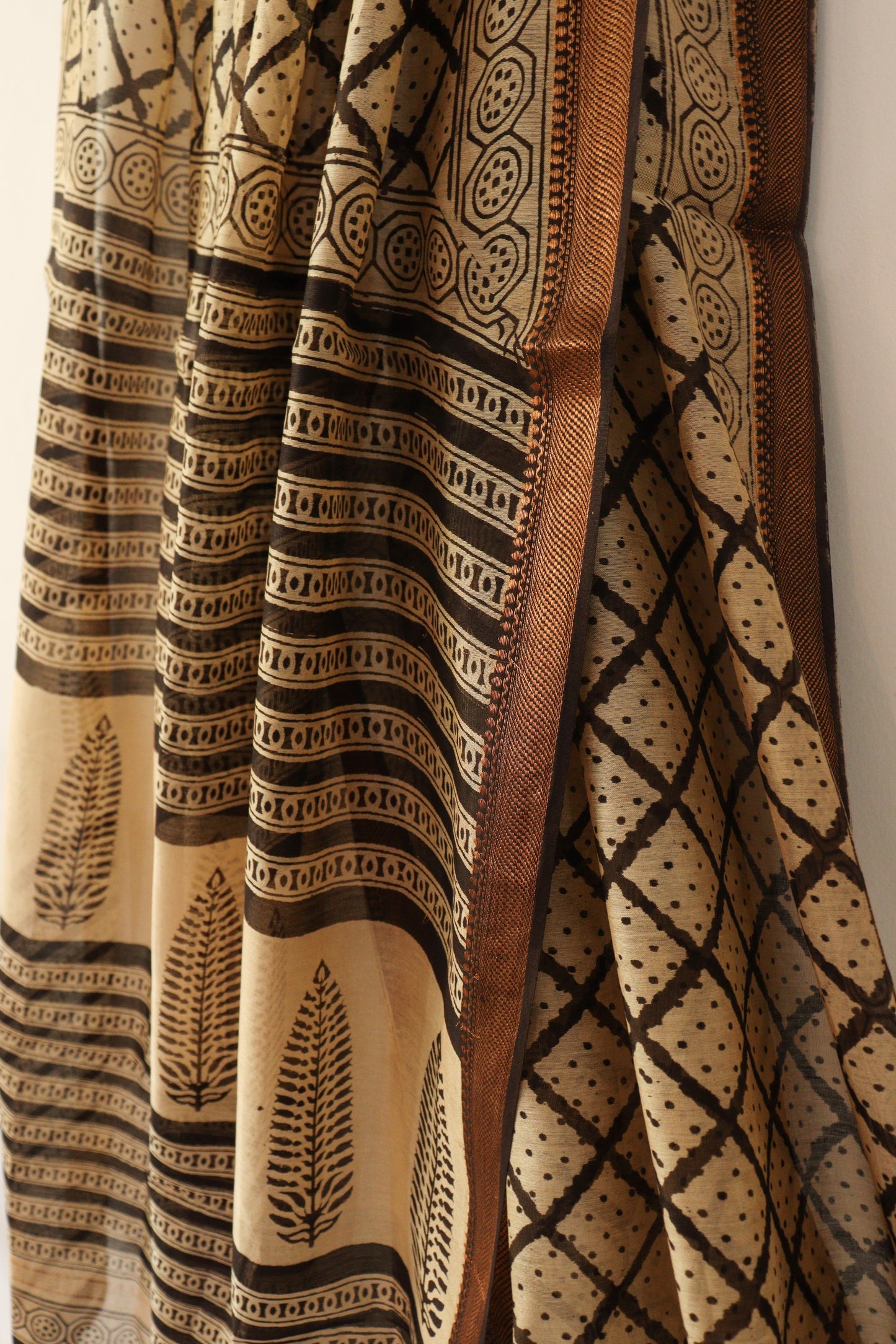 Black-Offwhite Bagru Print Maheshwari saree